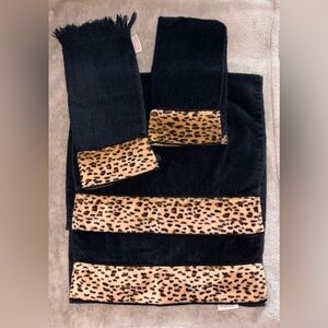 Avanti Leopard bathroom set. 
2 Hand Towels, 1 Fingertip towel, 1 Wash cloth